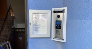 Zvonkový systém s doplńujícím jmenným seznamem vytištěným na A4